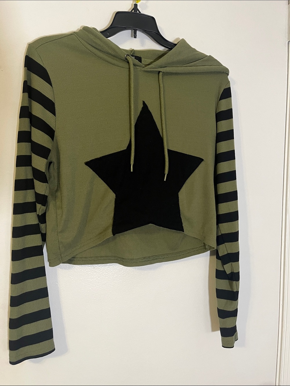 Olive Green M Star Cropped Hoodie with Striped Sleeves